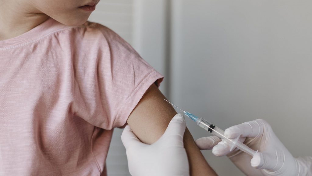 Prefeitura de Rio Branco amplia funcionamento das unidades de saúde e reforça vacinação no combate ao sarampo 1 medico administrando vacina em crianca scaled e1753215458404