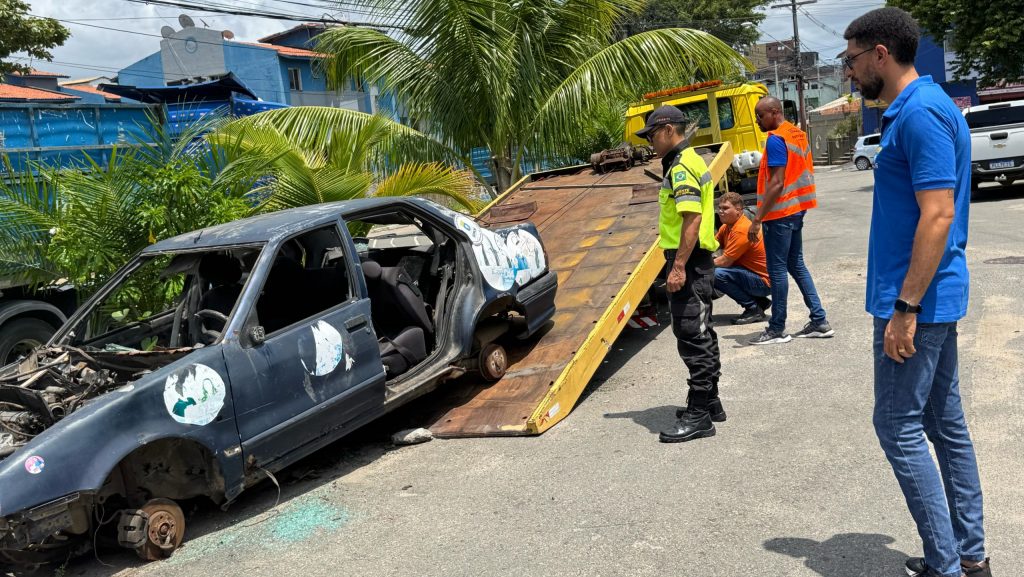 Prefeitura de Rio Branco intensifica ações para retirada de veículos abandonados nas vias públicas 1 remocao carros abandonados 1 scaled e1752955733746