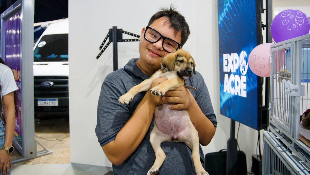 Amor que salva: ação da prefeitura de adoção de pets na Expoacre traz sorriso e alegria de volta a família que perdeu cachorrinha 5 Adocao de pets na Expoacre 4 scaled e1754077169569