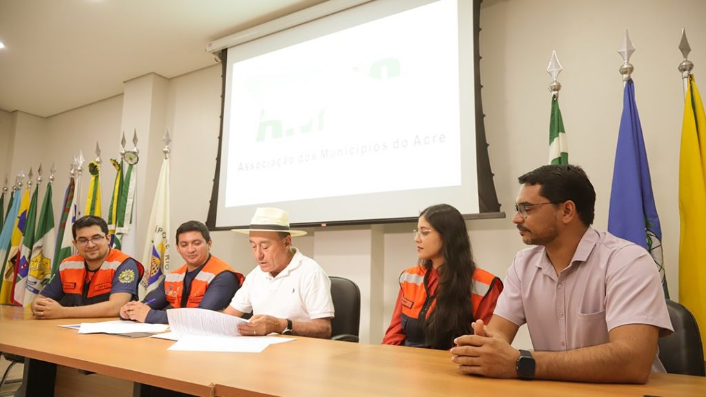 Termo de cooperação para atender municípios em eventos extremos do clima e combate as queimadas no Acre é assinado na capital 8 Assinatura termo de adesao tecnica 2 e1755634293670