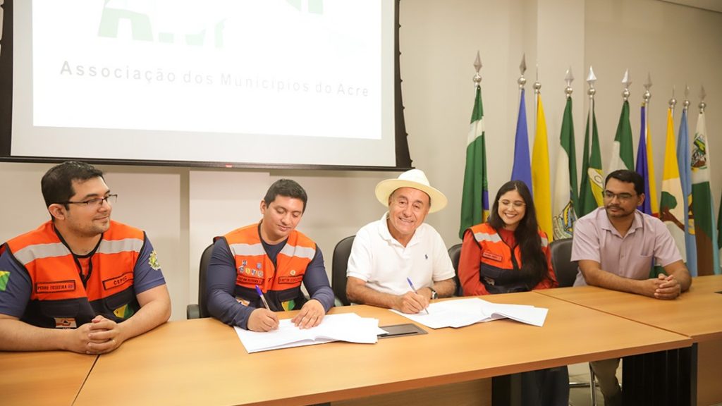 Termo de cooperação para atender municípios em eventos extremos do clima e combate as queimadas no Acre é assinado na capital 6 Assinatura termo de adesao tecnica 3 e1755637928355