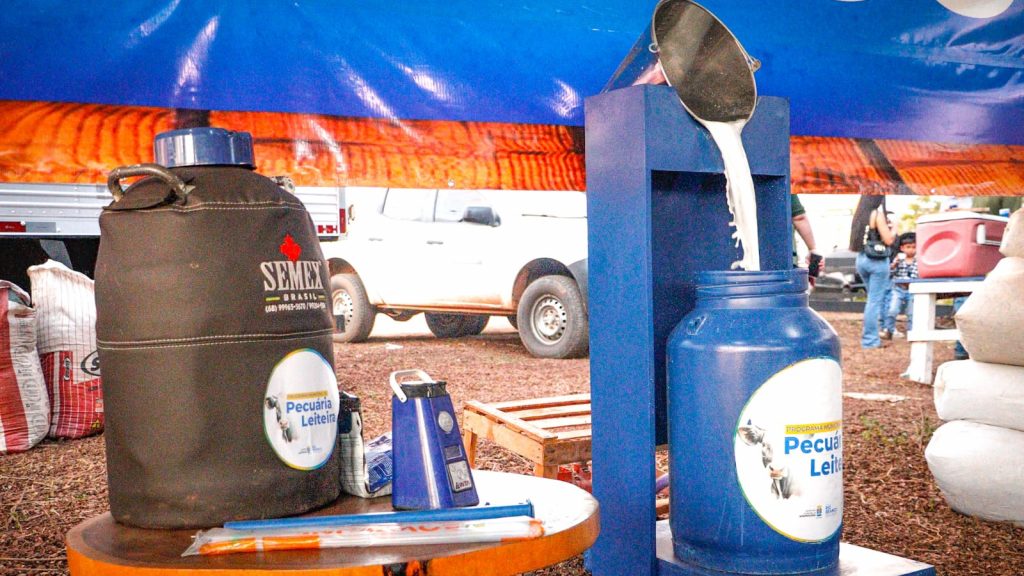 Pecuária leiteira ganha reforço em Rio Branco com entrega de certificados do curso de Inseminação Artificial durante Expoacre 2025 3 ENTREGA CERTIFICADOS SEAGRO MA 01.08.25 1 e1754251682844