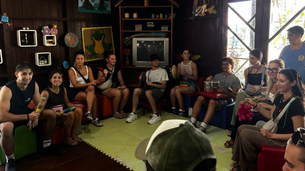 Jovens italianos visitam Escola de Educação Ambiental no Horto Florestal e vivenciam realidade amazônica 1 Jovens italianos visitam Escola de Educacao Ambiental 7 scaled e1755266239407