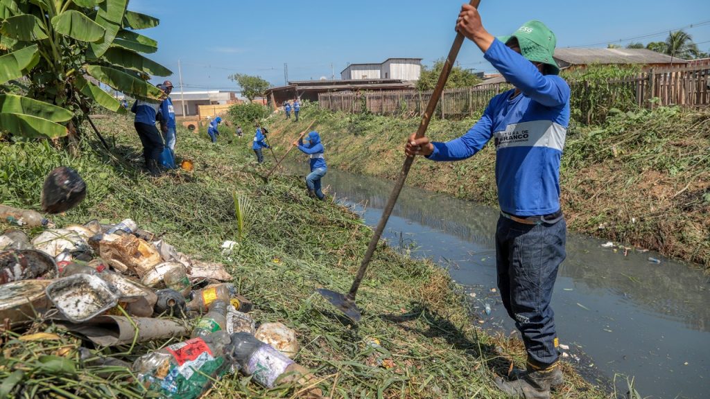 Prefeitura de Rio Branco realiza limpeza e desobstrução de córregos na região da Baixada 5 Limpeza e desobstrucao de corregos Baixada 2 e1756389667822