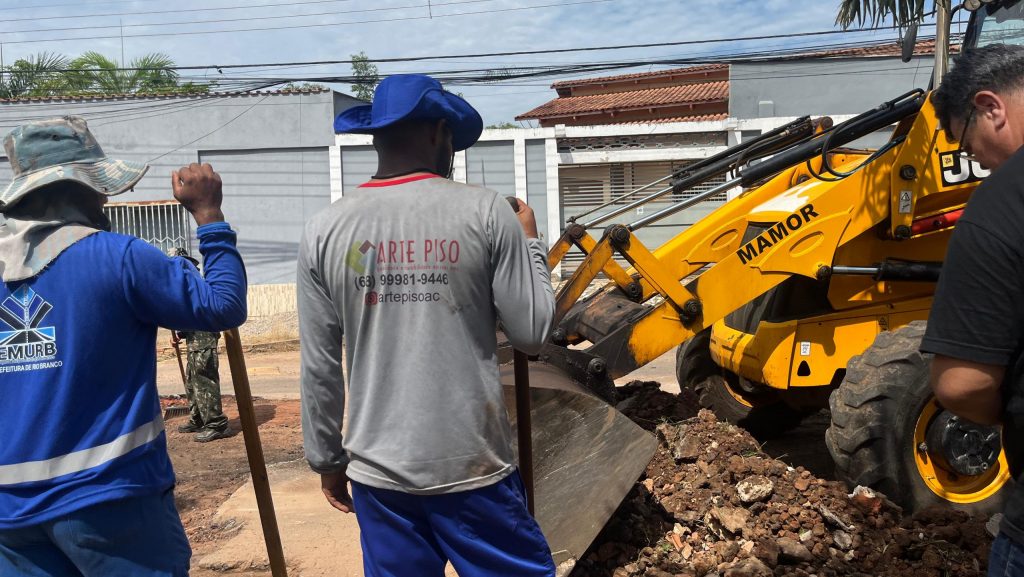 Prefeitura de Rio Branco intensifica manutenção com tapa-buracos e asfaltamento nos bairros da capital 2 Manutencao com tapa buracos e asfaltamento 3 scaled e1755546363880
