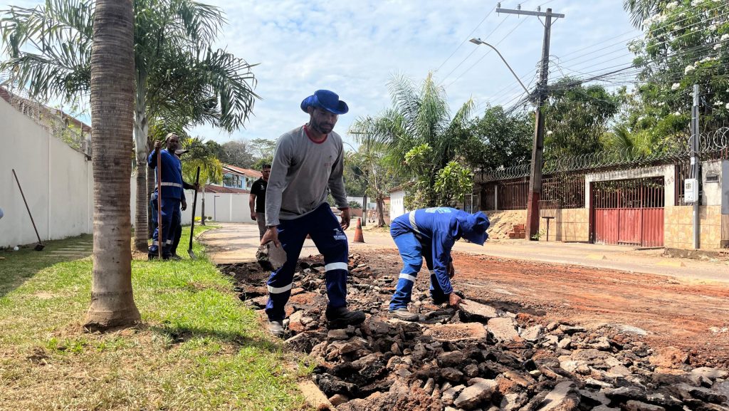 Prefeitura de Rio Branco intensifica manutenção com tapa-buracos e asfaltamento nos bairros da capital 9 Manutencao com tapa buracos e asfaltamento 4 scaled e1755548079724
