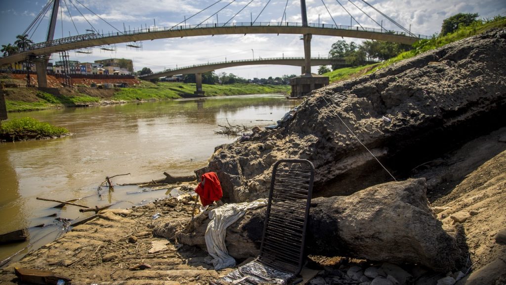 Prefeitura de Rio Branco decreta Situação de Emergência em Saúde Pública devido à estiagem e a seca 7 Foto do Rio Acre em Seca Extrema