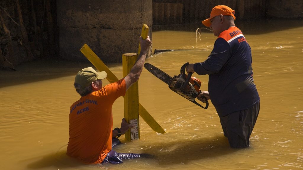 Buscando uma medição mais precisa, Defesa Civil instala novas réguas no Rio Acre 2 Novas reguas no Rio Acre 5 e1754687548374