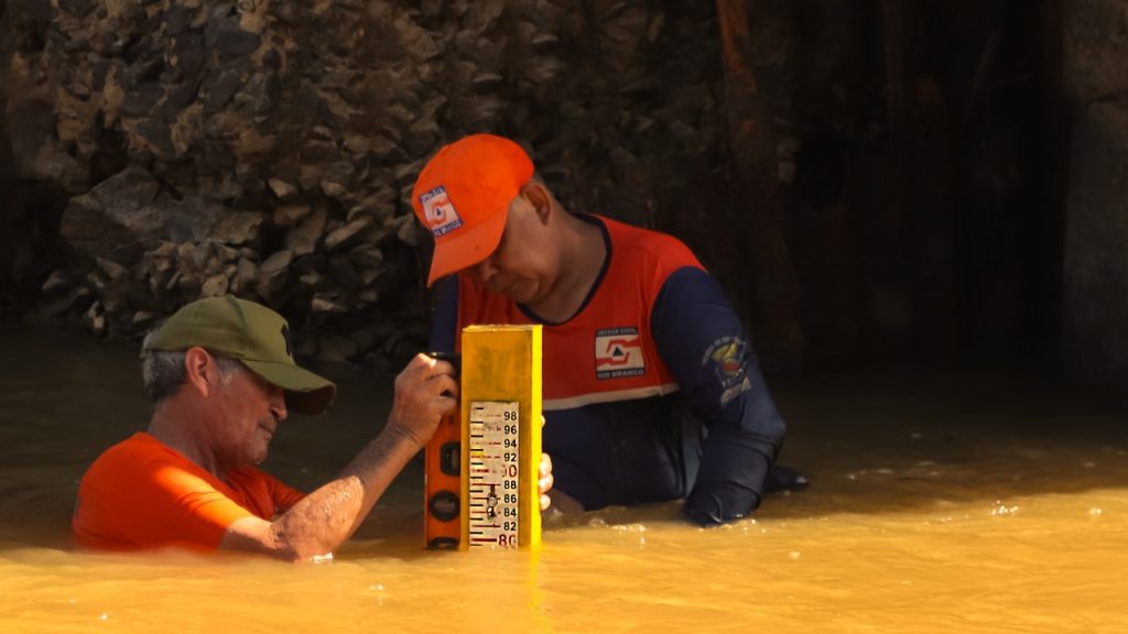 Buscando uma medição mais precisa, Defesa Civil instala novas réguas no Rio Acre 3 Novas reguas no Rio Acre 7 e1754681205515