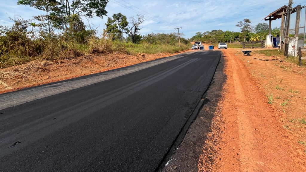 Prefeitura de Rio Branco reconstrói ponte sobre Igarapé Redenção e pavimenta estrada Jarbas Passarinho, tirando moradores do isolamento 10 Pavimenta estrada Jarbas Passarinho 1 scaled e1755550662619
