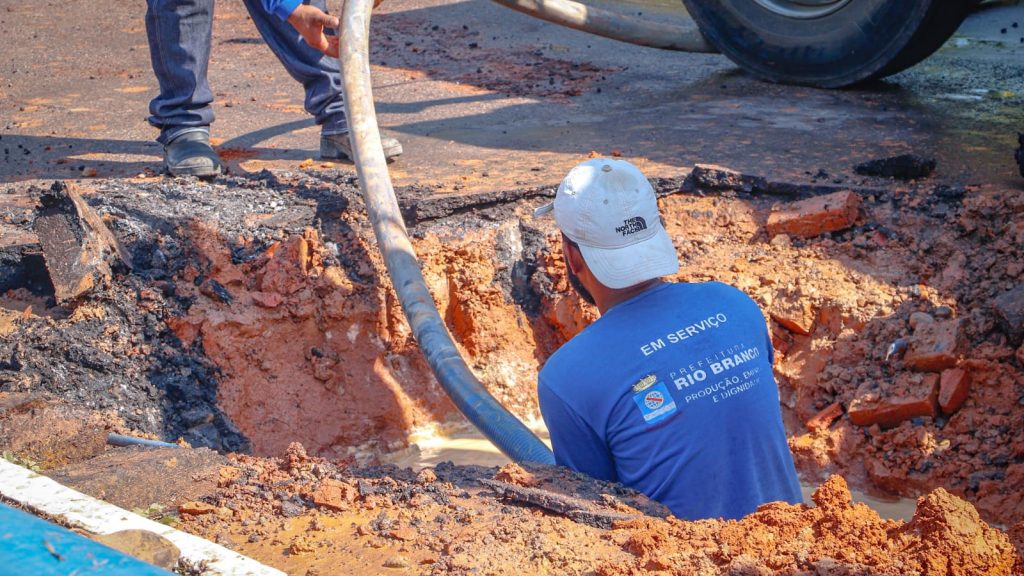 Prefeitura de Rio Branco intensifica reparos na rede de água após rompimento de adutora 5 Reparos na rede de agua apos rompimento de adutora 6 e1755881799718