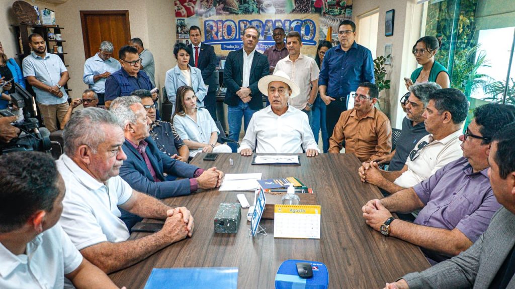 Consórcio dos Municípios do Acre dá passo importante para destinação do lixo no Acre 10 Reuniao com Prefeitos MA 3 e1754081881815