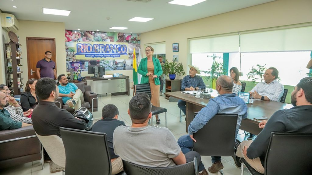 Prefeito de Rio Branco recebe Sindicato dos Farmacêuticos para discutir valorização da categoria 4 Reuniao com os farmaceuticos 11 e1756220791689