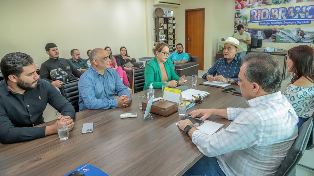 Prefeito de Rio Branco recebe Sindicato dos Farmacêuticos para discutir valorização da categoria 1 Reuniao com os farmaceuticos 8 e1756222729563