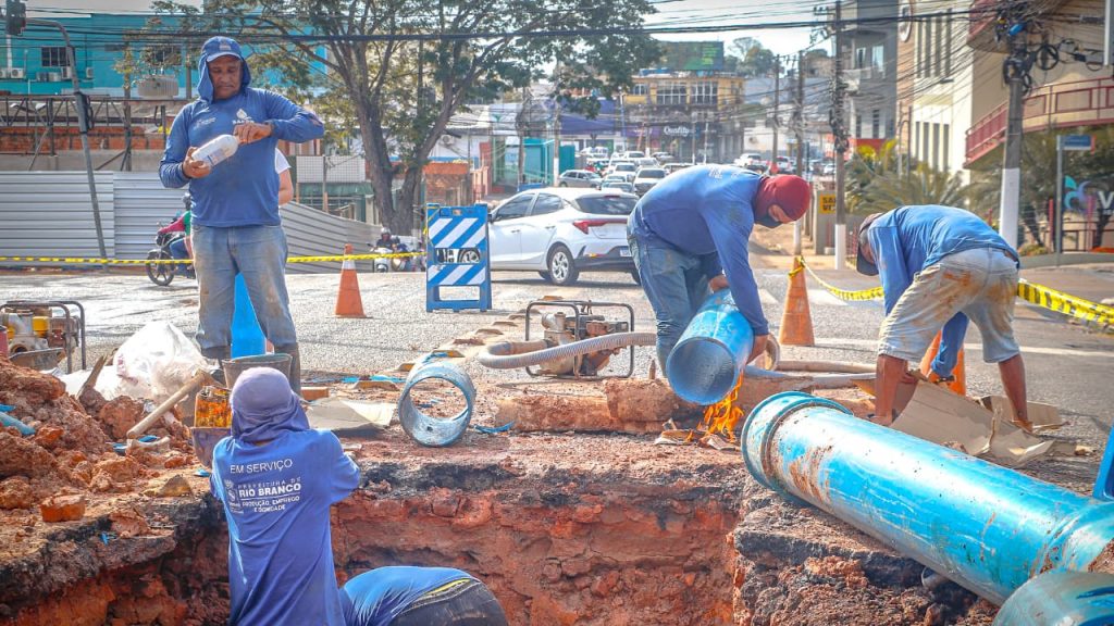Prefeitura de Rio Branco realiza reparo em adutora na rua Floriano Peixoto 5 Rompimento de adutora 7 e1754518633642