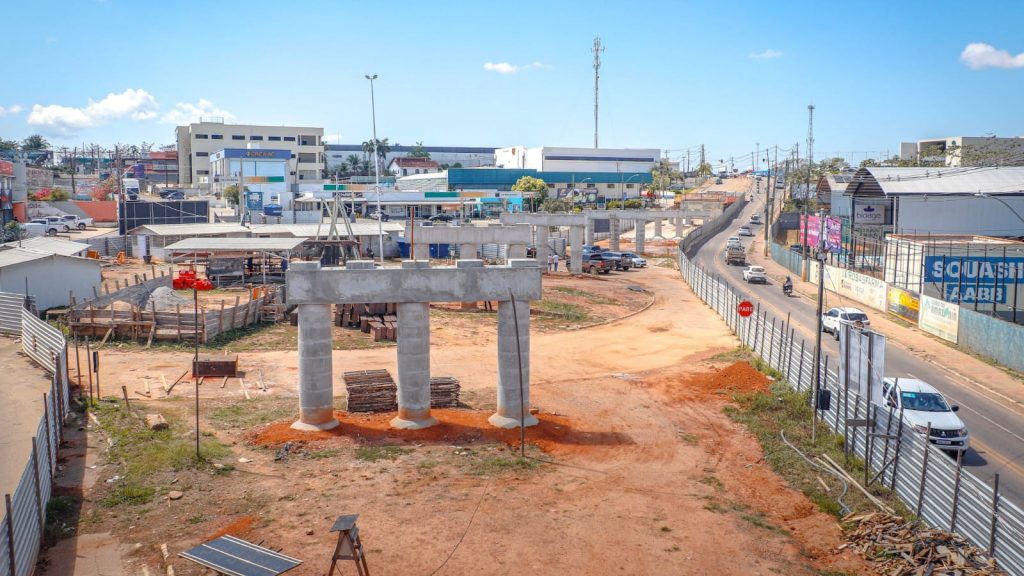 Acompanhado de senador, prefeito de Rio Branco visita obras do Elevado da AABB que deve ser inaugurado até o final do ano 3 Visita Elevado 2 e1755807817622