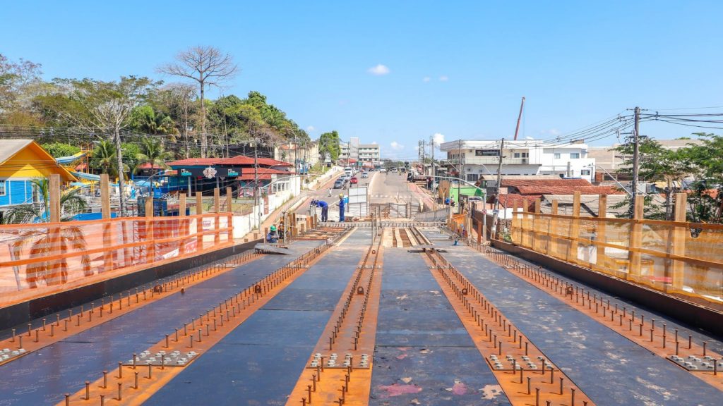 Acompanhado de senador, prefeito de Rio Branco visita obras do Elevado da AABB que deve ser inaugurado até o final do ano 9 Visita Elevado 4 e1755806291983