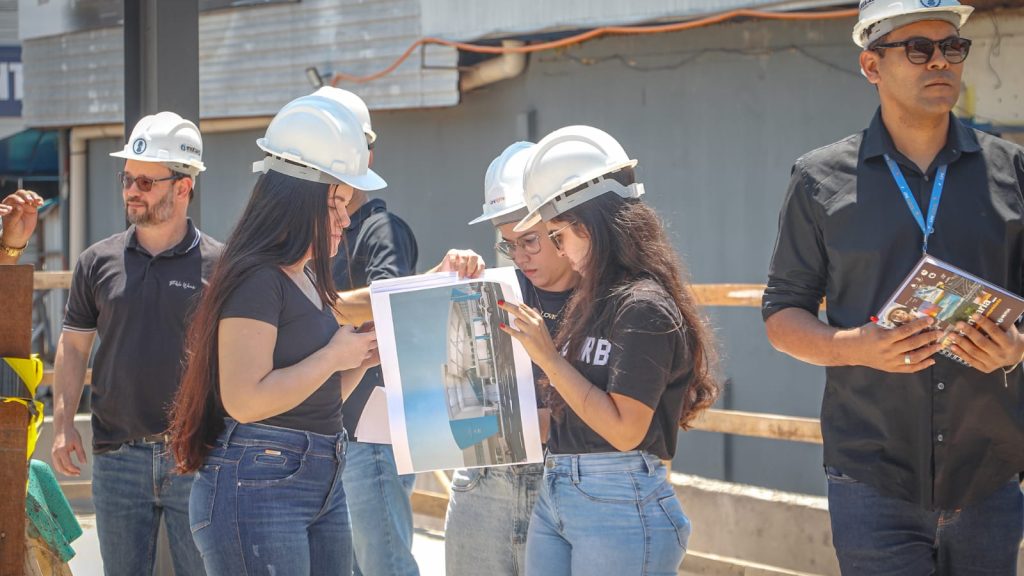 Prefeitura de Rio Branco promove aulas práticas para acadêmicos em obras do Novo Mercado Elias Mansour 10 Visita a obra do Mercado Elias Mansour com Alunos da Uninorte 8 e1756339172575