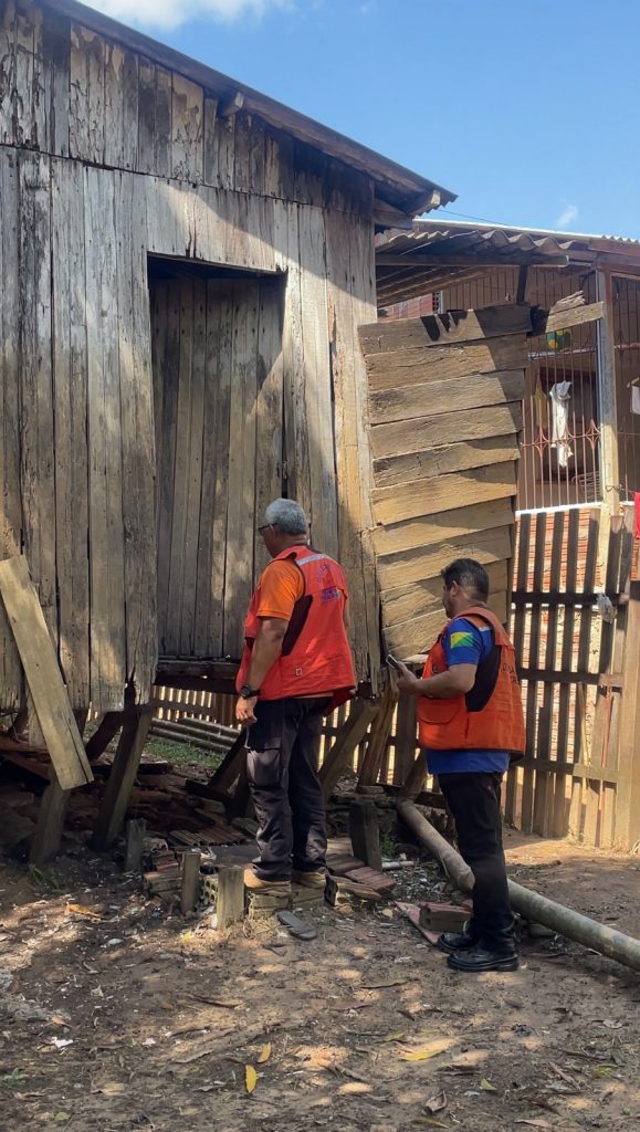 Família é removida pela Prefeitura de Rio Branco após risco de desabamento de casa no Taquari 5 f94e182a e804 43d2 b767 4db829f20ca3