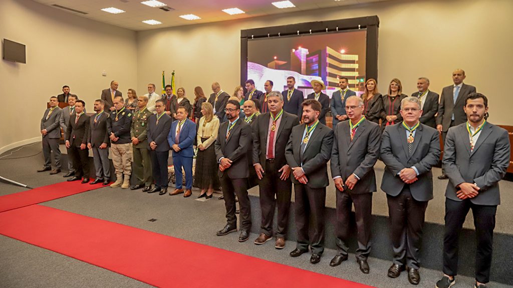 Prefeito de Rio Branco recebe Medalha do Mérito da Justiça Eleitoral em solenidade de 50 anos do TRE-AC 8 homenagem TRE foto val fernandes 23 e1754080079638