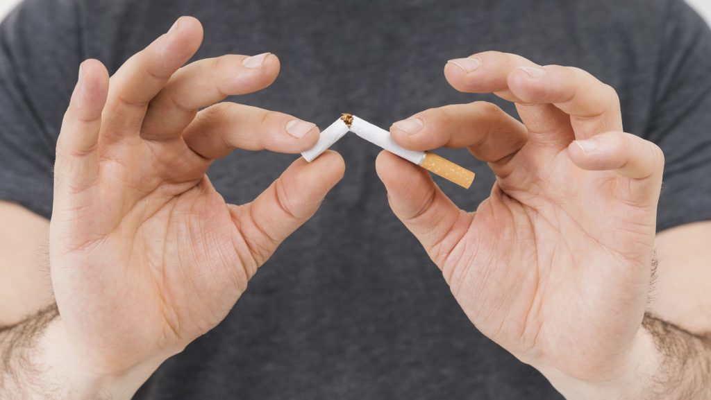 Dia Nacional de Combate ao Fumo: Prefeitura de Rio Branco reforça prevenção e tratamento 1 secao intermediaria da mao de um homem quebrando o cigarro scaled e1756758016636