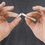 secao intermediaria da mao de um homem quebrando o cigarro scaled e1756758016636