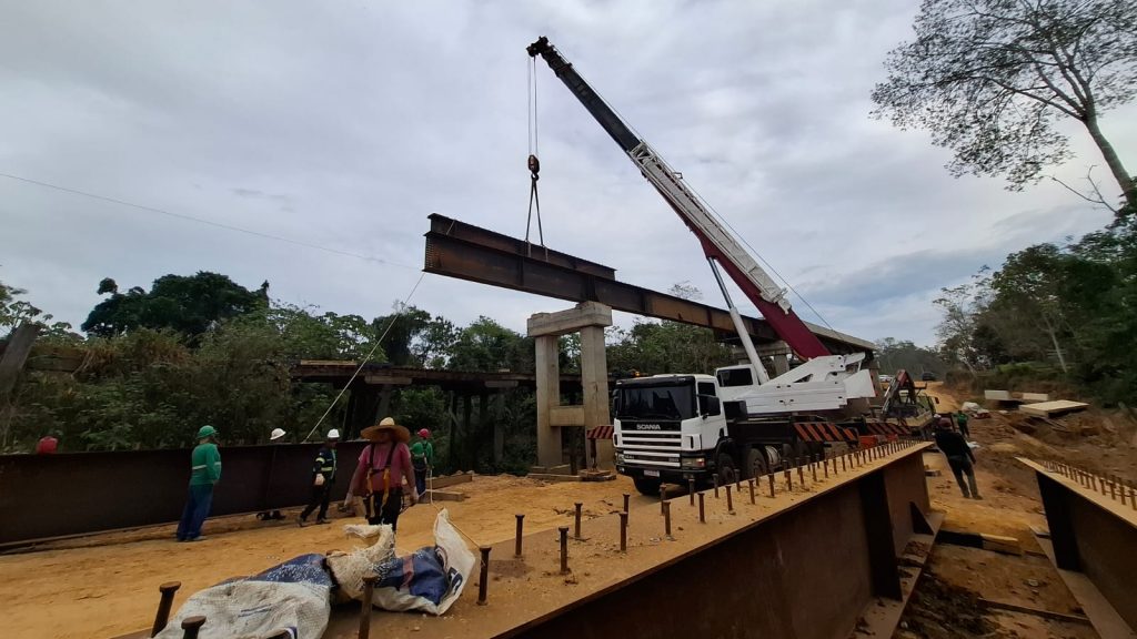 Ponte sobre o Igarapé Caipora avança com instalação de vigas metálicas e beneficia produtores rurais da Transacreana 5 visita ramal Caipora02.08 62 e1754270261402