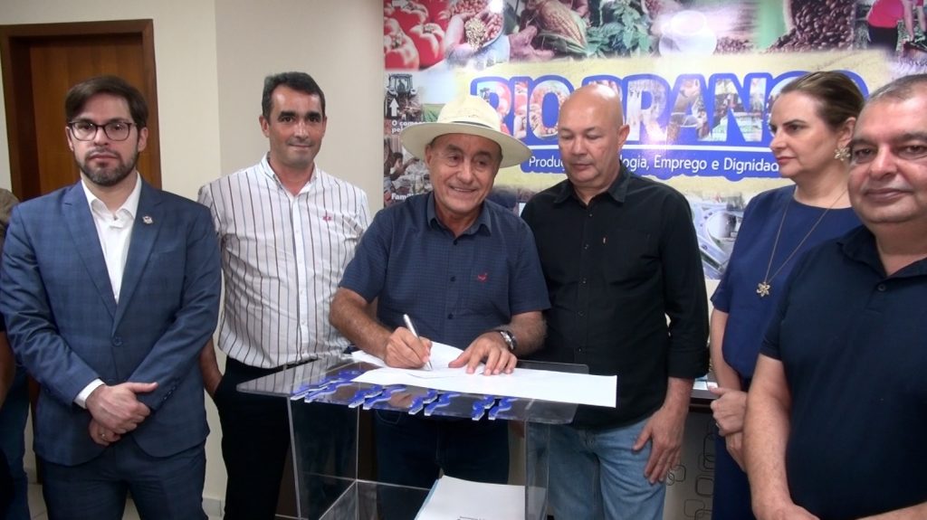 Prefeito de Rio Branco sanciona lei que reduz IPTU em 50% para empresas do Distrito e Parque Industrial 5 ´Reducao IPTU para empresas 19 e1755013451281