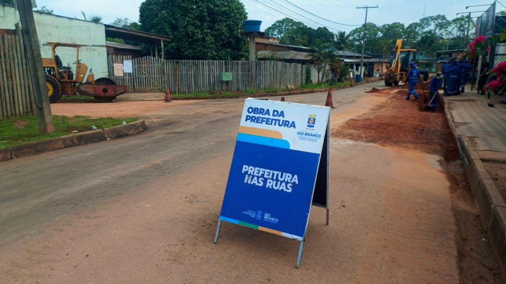 Prefeitura de Rio Branco intensifica manutenção viária no bairro Raimundo Melo 3 169d1291 7be0 48c7 993e da6f379a1af8 e1758325823144