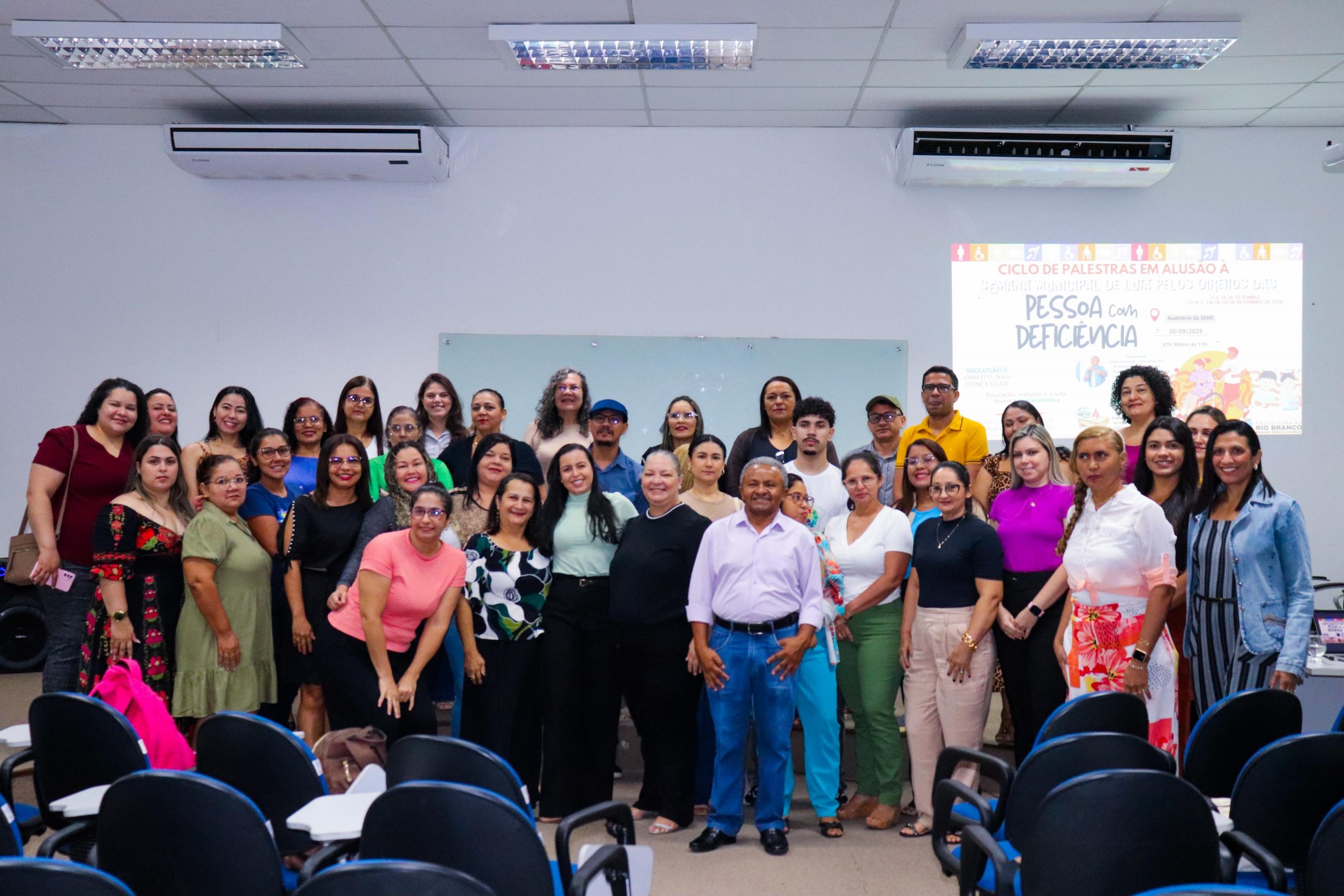 Foto de servidores na palestra sobre reflexão e valorização da inclusão em Rio Branco