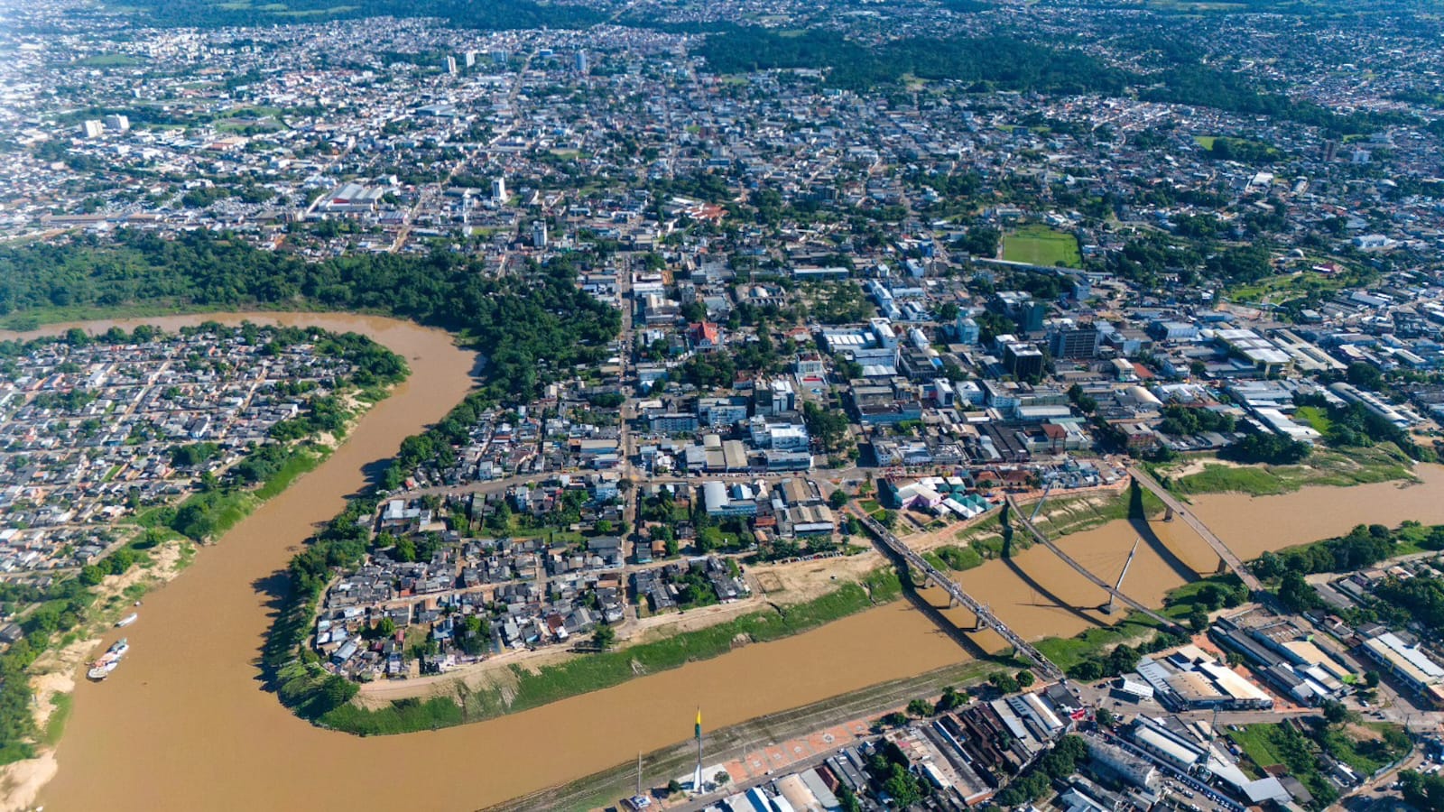 Rio Branco: coração do Acre, terra de resistência e de encantos 1 Foto áerea de Rio Branco em cima das três pontes