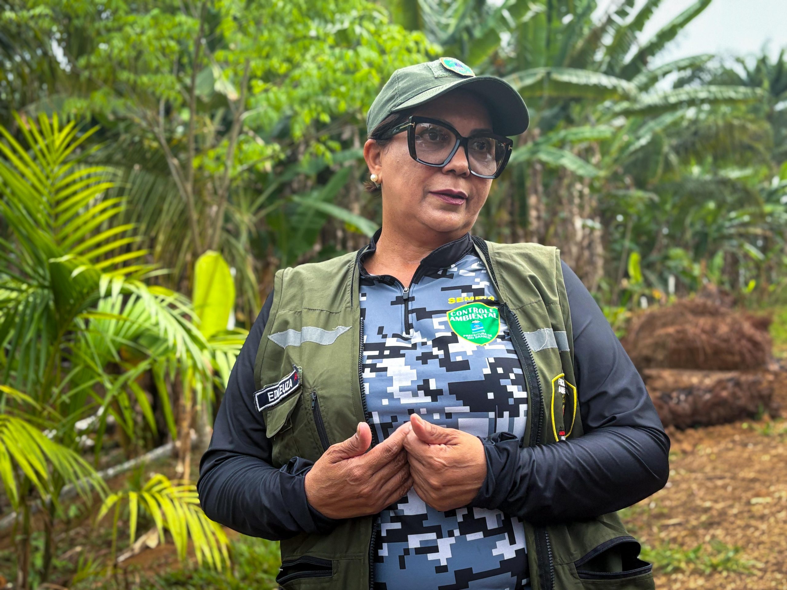 Segundo Edileuza Melo, chefe da equipe de fiscalização da Semeia, foram detectados focos de incêndio na localidade. (Foto: Vitória Souza/Secom)