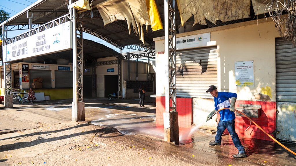 Prefeitura de Rio Branco realiza mutirão de limpeza no Mercado Aziz e entorno 10 Limpeza do Mercado Aziz Abucater 25 e1759097655924
