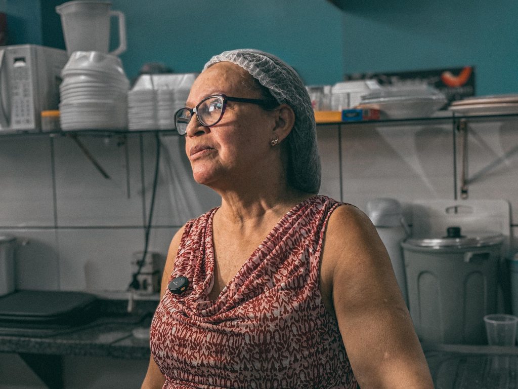 Já Ester Silva, proprietária do tradicional Café Duas Irmãs, mantém há mais de 40 anos o legado da mãe, dona Luiza, carinhosamente chamada de Vozinha. (Foto: Vitória Souza/Secom)