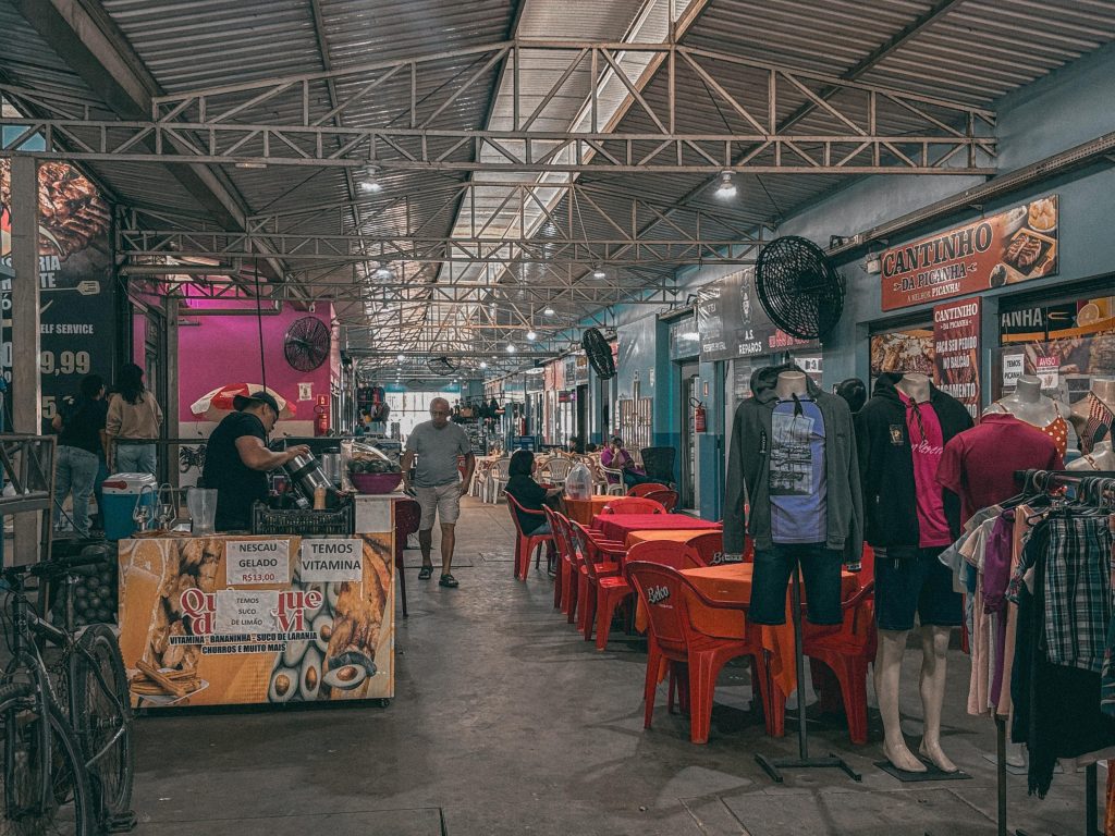 Atualmente, o Mercado do Bosque vai além da comida. Além das bancas e restaurantes, abriga lojas de assistência técnica, espaços de beleza, pequenos comércios e serviços variados. (Foto: Vitória Souza/Secom)