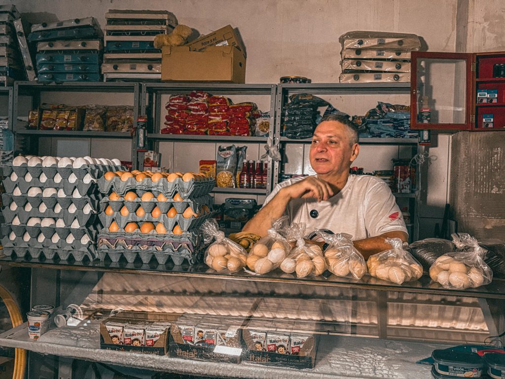 “Quando cheguei aqui, o mercado ainda era de madeira. Depois veio a reforma em alvenaria e a gente pôde crescer”, ressaltou o comerciante Ari de Araújo. (Foto: Vitória Souza/Secom)