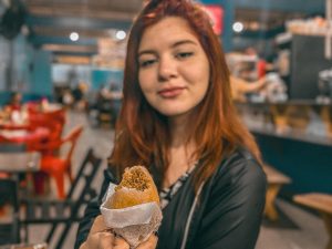 Foto Ana Julia com o quibe de macaxeira
