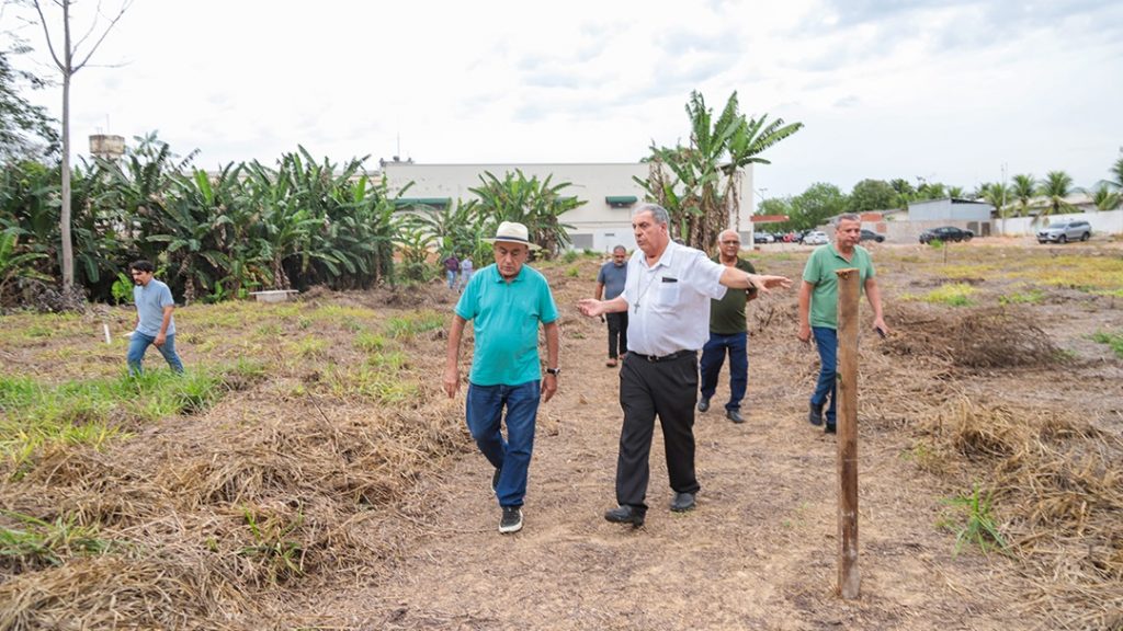 Prefeitura garante intervenção em drenagem para viabilizar ampliação do Hospital Santa Juliana 3 Reuniao Bispo Prefeito secretarios hospital Santa Juliana 7 e1756935476932