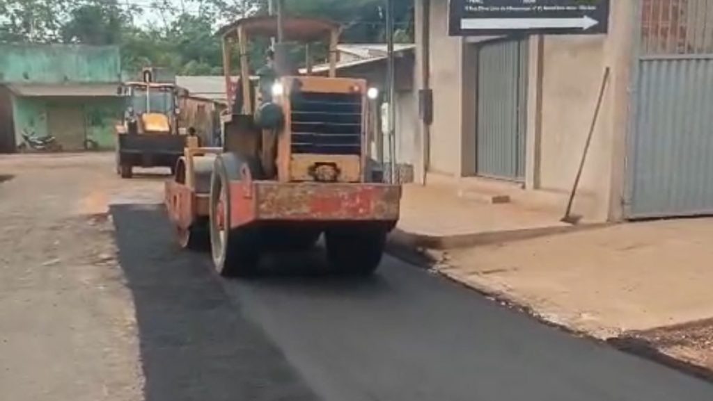 Prefeitura de Rio Branco intensifica manutenção viária no bairro Raimundo Melo 4 WhatsApp Image 2025 09 19 at 18.46.17 e1758325763976