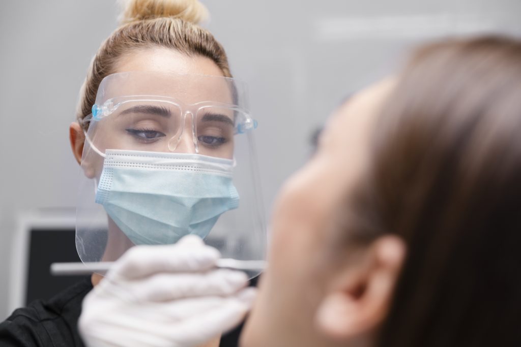 No Setembro Verde, Prefeitura de Rio Branco promove evento sobre biossegurança e segurança no atendimento odontológico 1 close up dentista ajudando paciente
