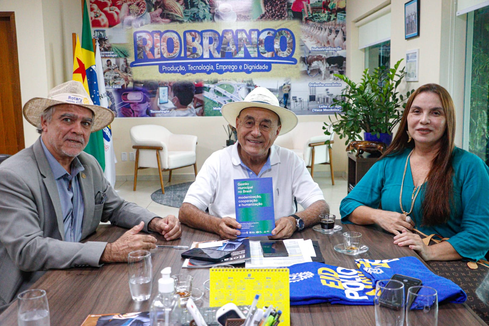 Foto do prefeito ganhando um livro 