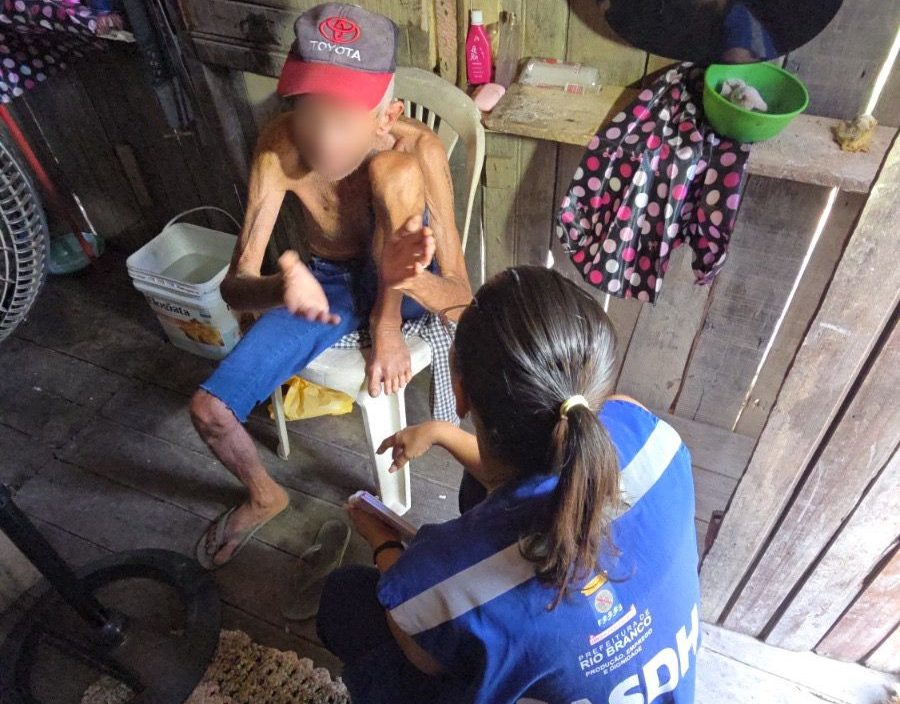 O casal foi levado para a casa de Acolhimento Dona Elza, onde passou por uma entrevista, pelo atendimento com a psicóloga e com a assistência social (Foto: Secom)