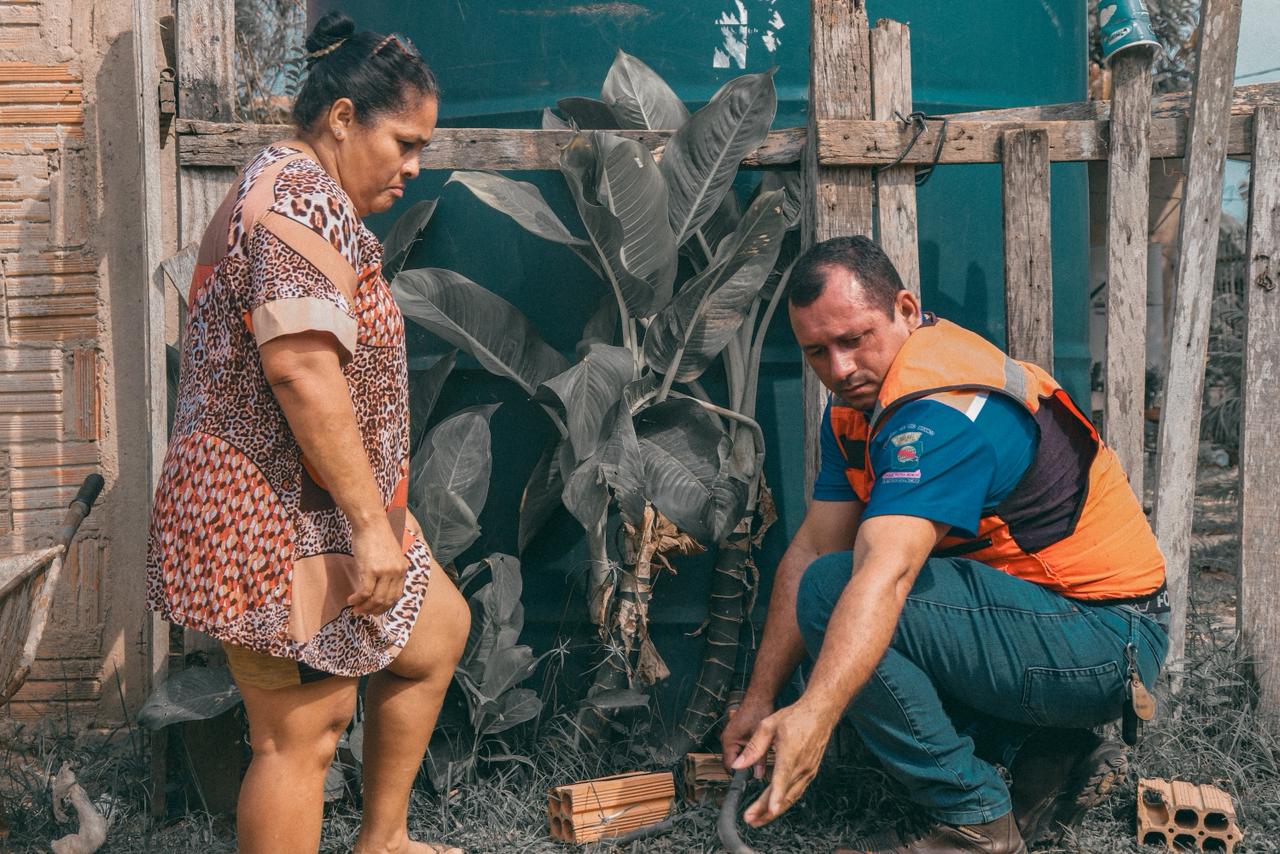O trabalho é executado com o apoio de oito caminhões-pipa, cada um com capacidade para transportar 20 mil litros de água. (Foto: Vitória Souza/Secom)