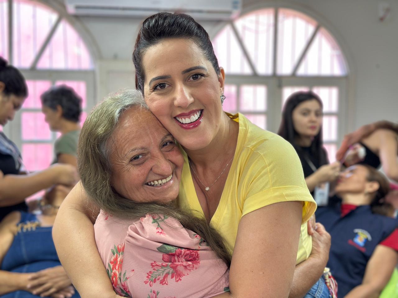 Foto da primeira-dama Kelen Bocalom, em ação Solidária