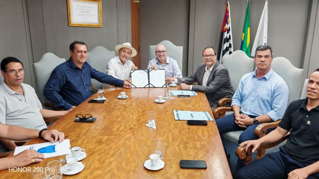 Prefeito de Rio Branco reforça parceria com Campinas para ampliar eficiência do saneamento em Rio Branco 1 Foto com os prefeitos de Rio Branco e de Campinas e autoridades responsáveis pelo saneamente dos dois municipios