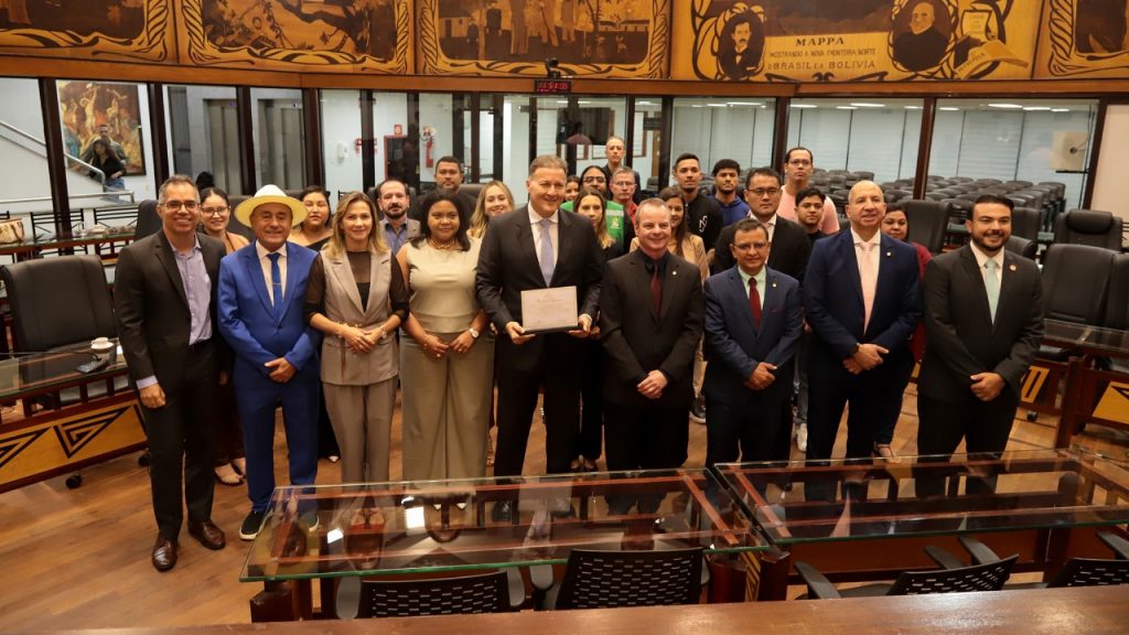 Prefeito de Rio Branco prestigia sessão solene em homenagem aos 51 anos da Rede Amazônica na ALEAC 6 Aleac 10 e1759438214211