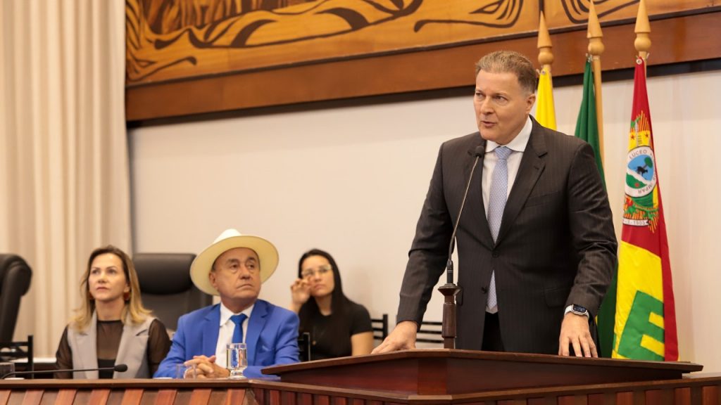 Prefeito Tião Bocalom prestigia sessão solene em homenagem aos 51 anos da Rede Amazônica na ALEAC 5 Aleac 15 e1759438936528