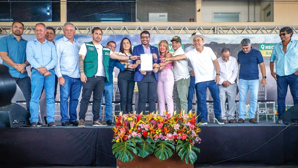 Prefeito de Rio Branco participa de solenidade que autoriza construção de pontes nos municípios do Baixo Acre 6 Assinatura da ordem de servico para construcao de pontes 15 e1760047580546