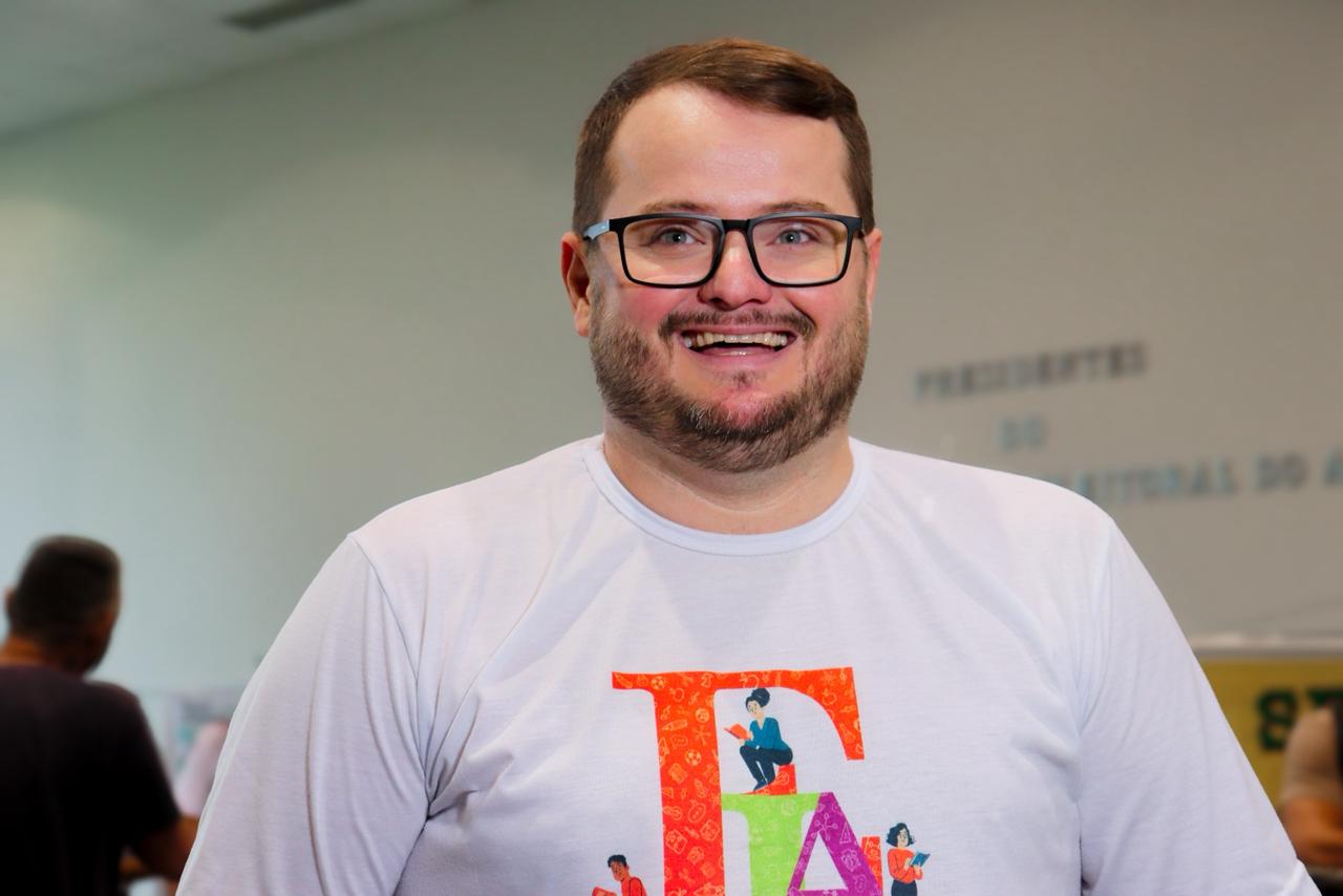 “O objetivo é partilhar as boas práticas, discutir os desafios e pensar juntos como é que nós vamos elevar a escolaridade das pessoas, da modalidade da educação de jovens e adultos, superar o analfabetismo” afirmou Souza. (Foto: Vitória Souza/Secom)