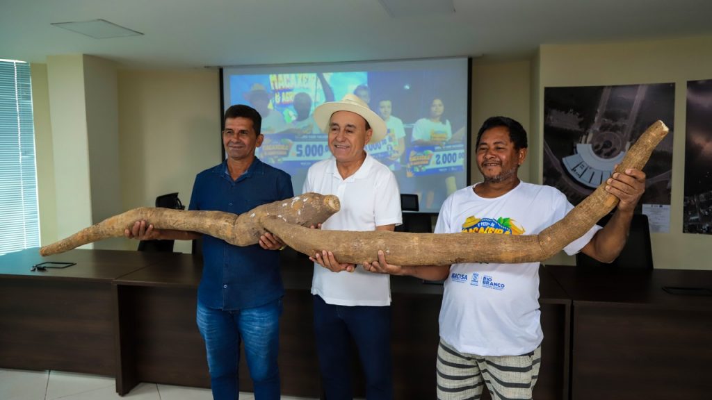 Festival da Macaxeira e Agronegócio de Rio Branco supera expectativas, movimenta R$ 300 mil e fortalece a Agricultura Familiar 4 Foto do Prefeito Tião Bocalom e produtores